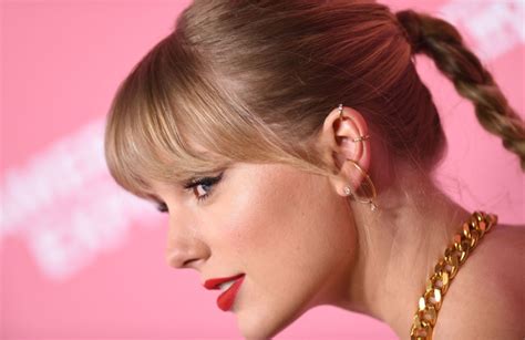 Taylor swift ears - [Verse 1] We gather here, we line up, weepin' in a sunlit room And if I'm on fire, you'll be made of ashes, too Even on my worst day, did I deserve, babe All the hell you gave me? 'Cause I loved ...